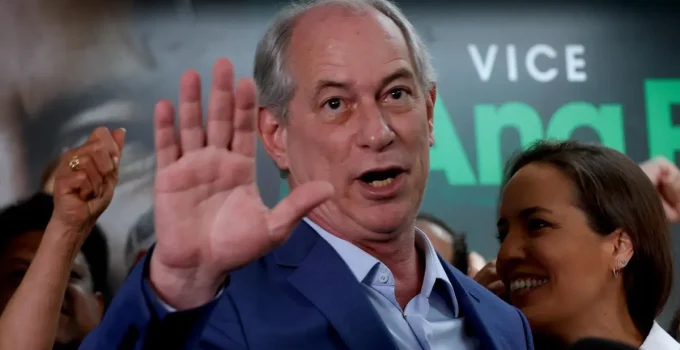 Ciro Gomes critica Lula e Bolsonaro e descarta apoio a Flávio Bolsonaro Ciro Gomes critica Lula e Bolsonaro e descarta apoio a Flávio Bolsonaro