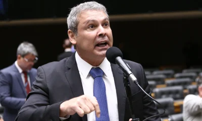 Lindbergh Farias pede a Alexandre de Moraes que Bolsonaro volte à prisão após arma ser encontrada em blitz