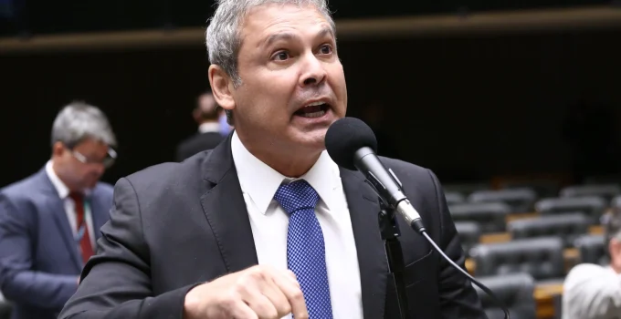Lindbergh Farias pede a Alexandre de Moraes que Bolsonaro volte à prisão após arma ser encontrada em blitz