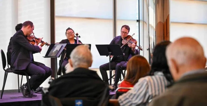 Musicoterapia gratuita no Lincoln Center oferece alívio para pessoas com demência em Nova York