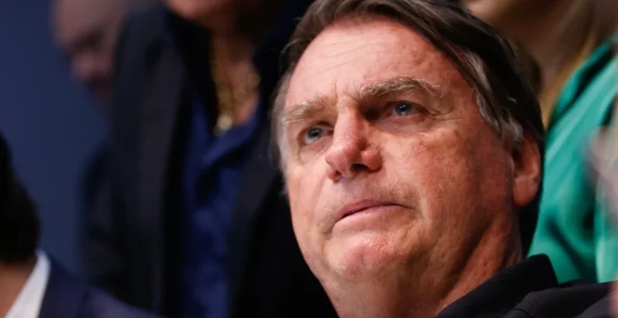 Polícia ouve Bolsonaro sobre arma em carro de segurança antes de decisão de Moraes