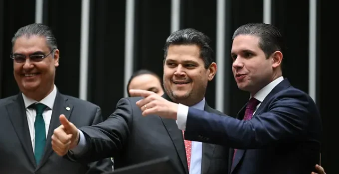Alcolumbre mantém PEC da 6×1 travada no Senado em semana esvaziada Alcolumbre mantém PEC da 6x1 travada no Senado em semana esvaziada
