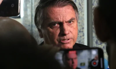Bolsonaro depõe por 5 minutos e confirma pedido para conserto de arma