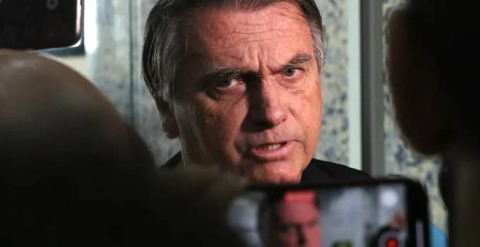 Bolsonaro depõe por 5 minutos e confirma pedido para conserto de arma