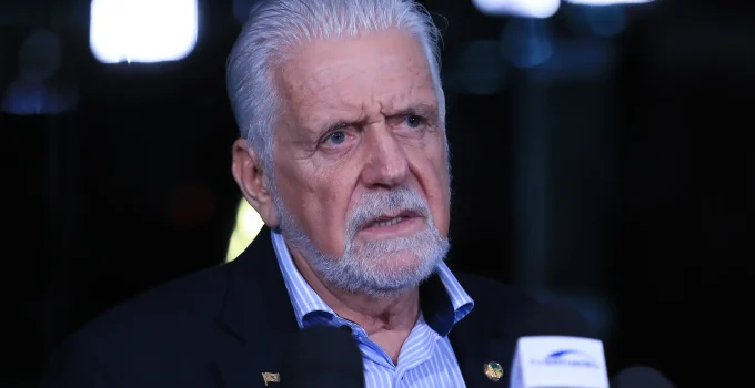 Jaques Wagner se reúne com Lula após operação da PF; senador nega irregularidades Jaques Wagner se reúne com Lula após operação da PF; senador nega irregularidades