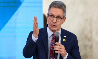 Zema ignora crise com PL e reafirma críticas a Flávio Bolsonaro sobre caso Banco Master