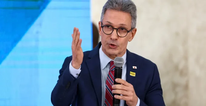 Zema ignora crise com PL e reafirma críticas a Flávio Bolsonaro sobre caso Banco Master