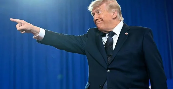 Trump adia sanção de lei e pressiona Congresso por projeto “Save America” Trump adia sanção de lei e pressiona Congresso por projeto "Save America"