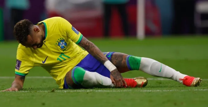 Por que jogadores de futebol se machucam tanto? Entenda os motivos e lesões mais comuns Por que jogadores de futebol se machucam tanto? Entenda os motivos e lesões mais comuns