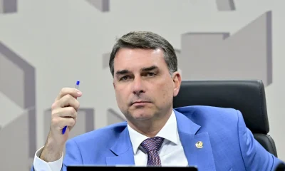 Flávio Bolsonaro pede desculpas a Michelle e nega desrespeito em meio a divergências políticas