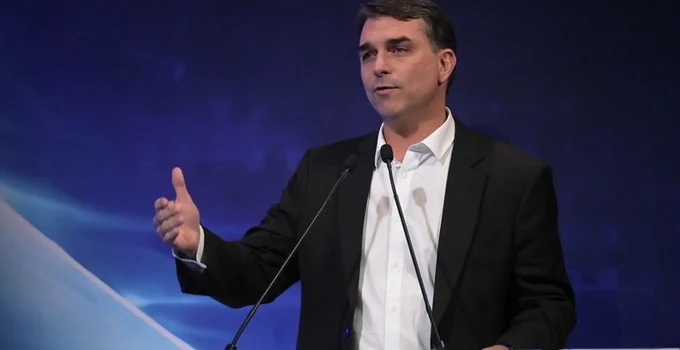 Flávio Bolsonaro aciona STF contra André Janones por injúria e pede R$ 20 mil de indenização