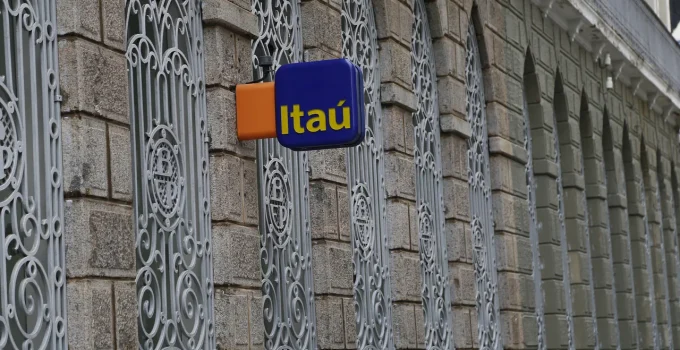 Justiça de MG condena banco a pagar R$ 7 mil por atraso na retificação de nome de homem trans Justiça de MG condena banco a pagar R$ 7 mil por atraso na retificação de nome de homem trans