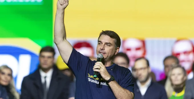 Pesquisa aponta resistência da candidatura de Flávio Bolsonaro apesar de crises Pesquisa aponta resistência da candidatura de Flávio Bolsonaro apesar de crises