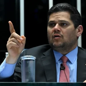Sindicalistas pressionam Alcolumbre por votação da PEC que extingue escala 6x1 no Senado