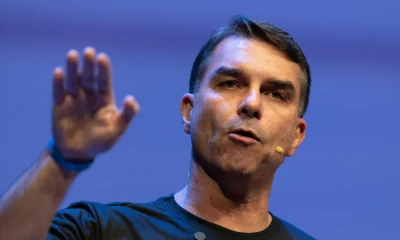 Flávio Bolsonaro critica tarifas de Trump e defende soberania do Pix em Washington
