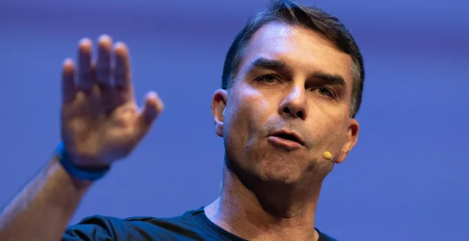 Flávio Bolsonaro critica tarifas de Trump e defende soberania do Pix em Washington