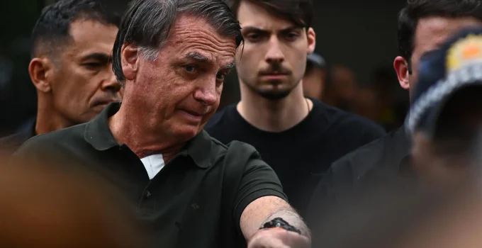 Defesa de Bolsonaro informa que 8 armas estão no Exército e questiona transporte para PF