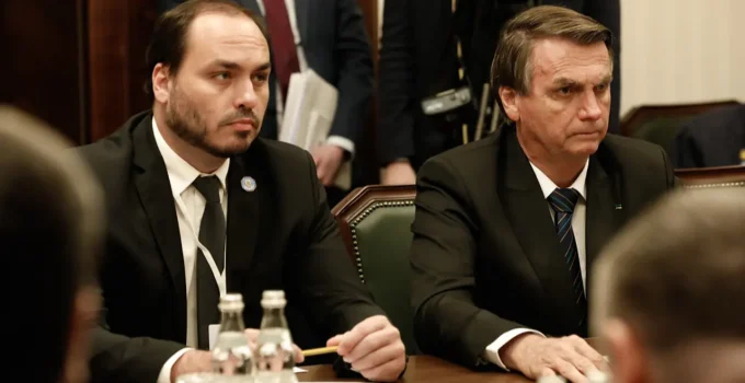 Carlos Bolsonaro afirma que pai acompanha crise familiar e política de dentro da prisão domiciliar