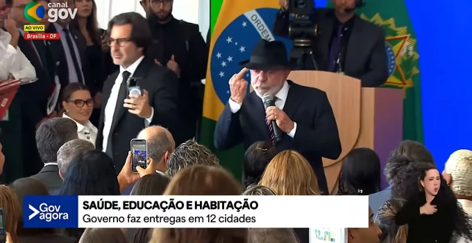 Lula mostra dedo do meio em defesa de que 'pobre gosta de coisa boa'