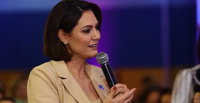 Michelle Bolsonaro defende elogio a política de Lula e diz que inclusão "está acima de qualquer ideologia"