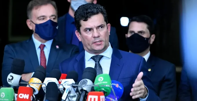Sergio Moro cobra aplicação imediata da Lei da Dosimetria após visitar Filipe Martins
