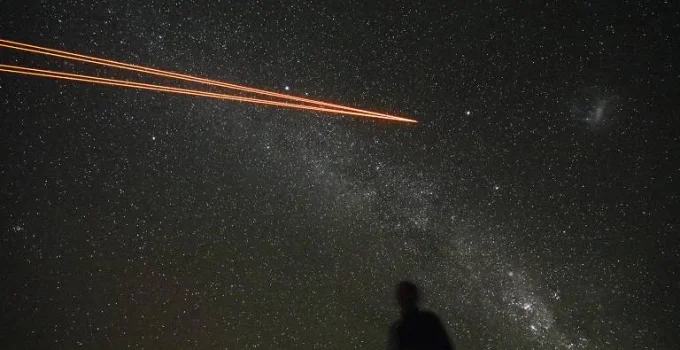 Megaconstelações de satélites ameaçam clarear o céu e prejudicar a astronomia, alerta estudo