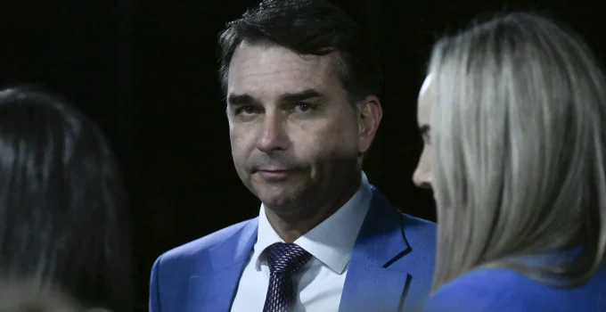 Pesquisa aponta cenários para sucessão de Flávio Bolsonaro em 2026