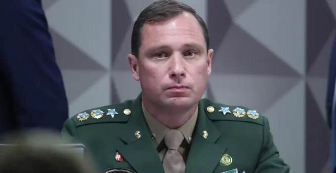 Mauro Cid recebe convite para lecionar na Espanha enquanto aguarda decisão do STF