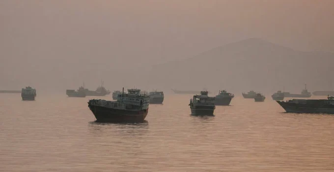 Ataques a navios no Estreito de Hormuz elevam tensões; Irã condiciona negociações a fim das ameaças de Trump