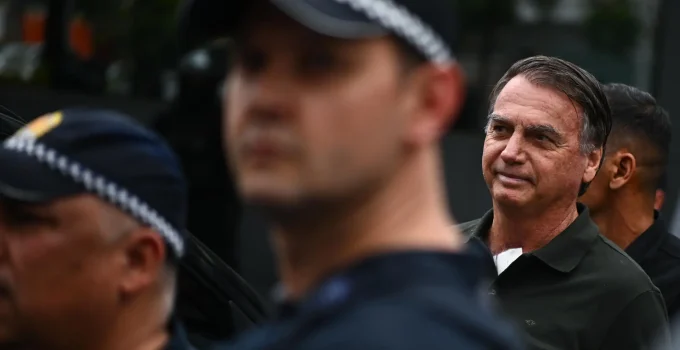 Defesa de Bolsonaro informa paradeiro de espingarda ausente em arsenal