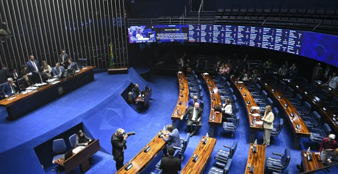 Senado aprova endurecimento de penas para crimes sexuais digitais contra crianças e adolescentes Senado aprova endurecimento de penas para crimes sexuais digitais contra crianças e adolescentes