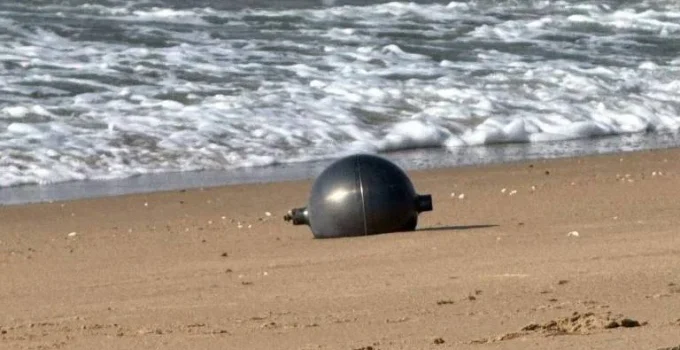 Agência Espacial Australiana Identifica Provável Origem de Misteriosas Bolas de Metal na Praia