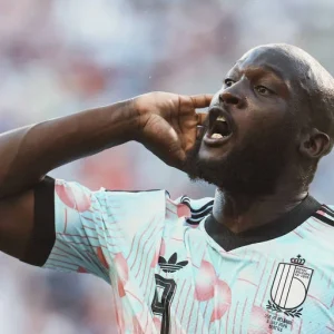 Bélgica de veteranos contra Espanha renovada nas quartas da Copa