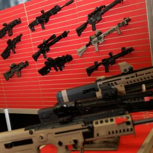 Governo Trump Propõe Revogação de Regulamentações e Flexibilização da Posse de Armas nos EUA