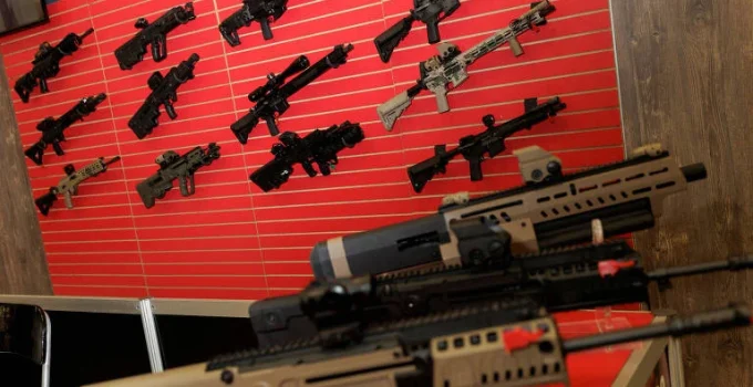 Governo Trump Propõe Revogação de Regulamentações e Flexibilização da Posse de Armas nos EUA Governo Trump Propõe Revogação de Regulamentações e Flexibilização da Posse de Armas nos EUA