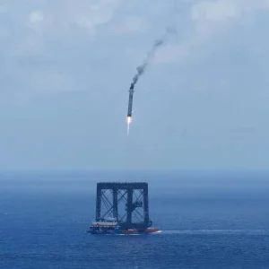 China recupera propulsor de foguete pela primeira vez usando sistema de rede
