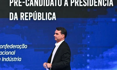 Flávio Bolsonaro critica PF e cobra isonomia após ação contra Valdemar Costa Neto