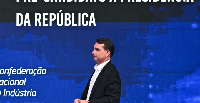Flávio Bolsonaro critica PF e cobra isonomia após ação contra Valdemar Costa Neto