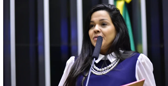 Perda de Mandatos na Câmara: PT é prejudicado e aliada de Michelle Bolsonaro assume vaga
