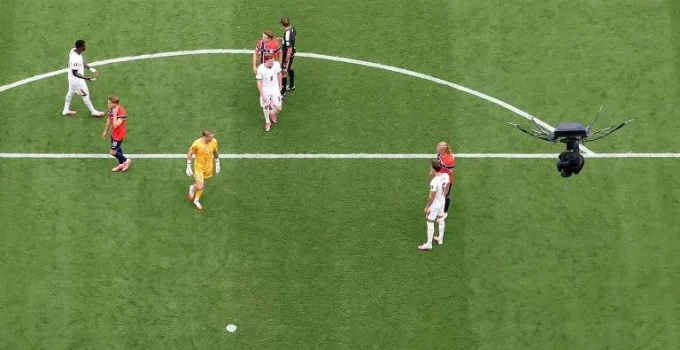 Polêmica na Copa: Bola que atingiu cabo de câmera em lance de gol gera debate Polêmica na Copa: Bola que atingiu cabo de câmera em lance de gol gera debate