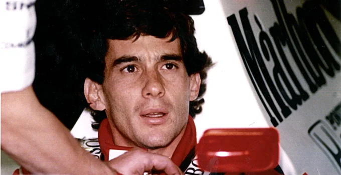 Ayrton Senna é oficialmente reconhecido como herói nacional e entra para o Panteão da Pátria
