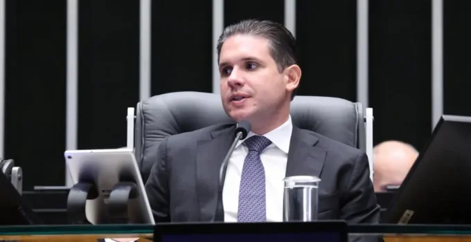 Hugo Motta critica decisão de Flávio Dino sobre emendas e acusa STF de intervenção judicial
