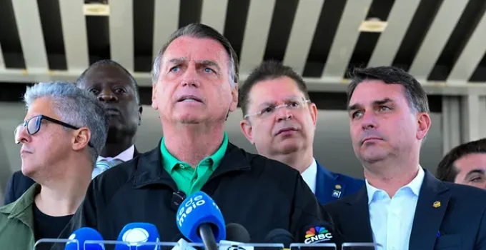 Bolsonaro apela por união da direita e declara apoio a Flávio como seu pré-candidato