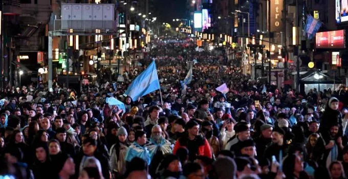 Argentinos celebram vitória contra Suíça e se preparam para duelo contra Inglaterra Argentinos celebram vitória contra Suíça e se preparam para duelo contra Inglaterra