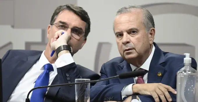 Pré-campanha de Flávio Bolsonaro nega negociação por vaga no STF com Republicanos