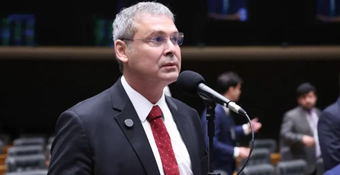 Lindbergh pede ao STF revogação da prisão domiciliar de Bolsonaro após carta