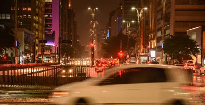 Ruído e Luz Excessiva nas Cidades: Inimigos Silenciosos do Bom Sono Ruído e Luz Excessiva nas Cidades: Inimigos Silenciosos do Bom Sono
