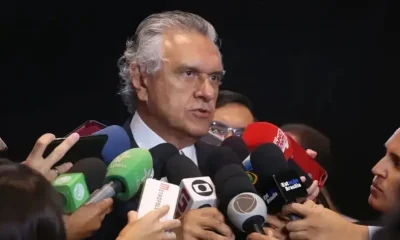 Caiado ironiza “dependência” de Flávio Bolsonaro após carta de Jair