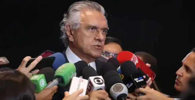 Caiado ironiza “dependência” de Flávio Bolsonaro após carta de Jair Caiado ironiza “dependência” de Flávio Bolsonaro após carta de Jair