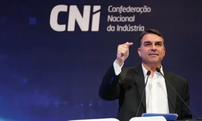 Flávio Bolsonaro acusa Moraes de interferir nas eleições ao proibir visitas ao pai